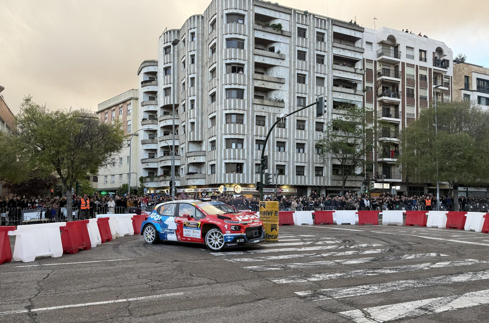 Las mejores fotos del espectacular tramo urbano del Rallye Sierra Morena 2025