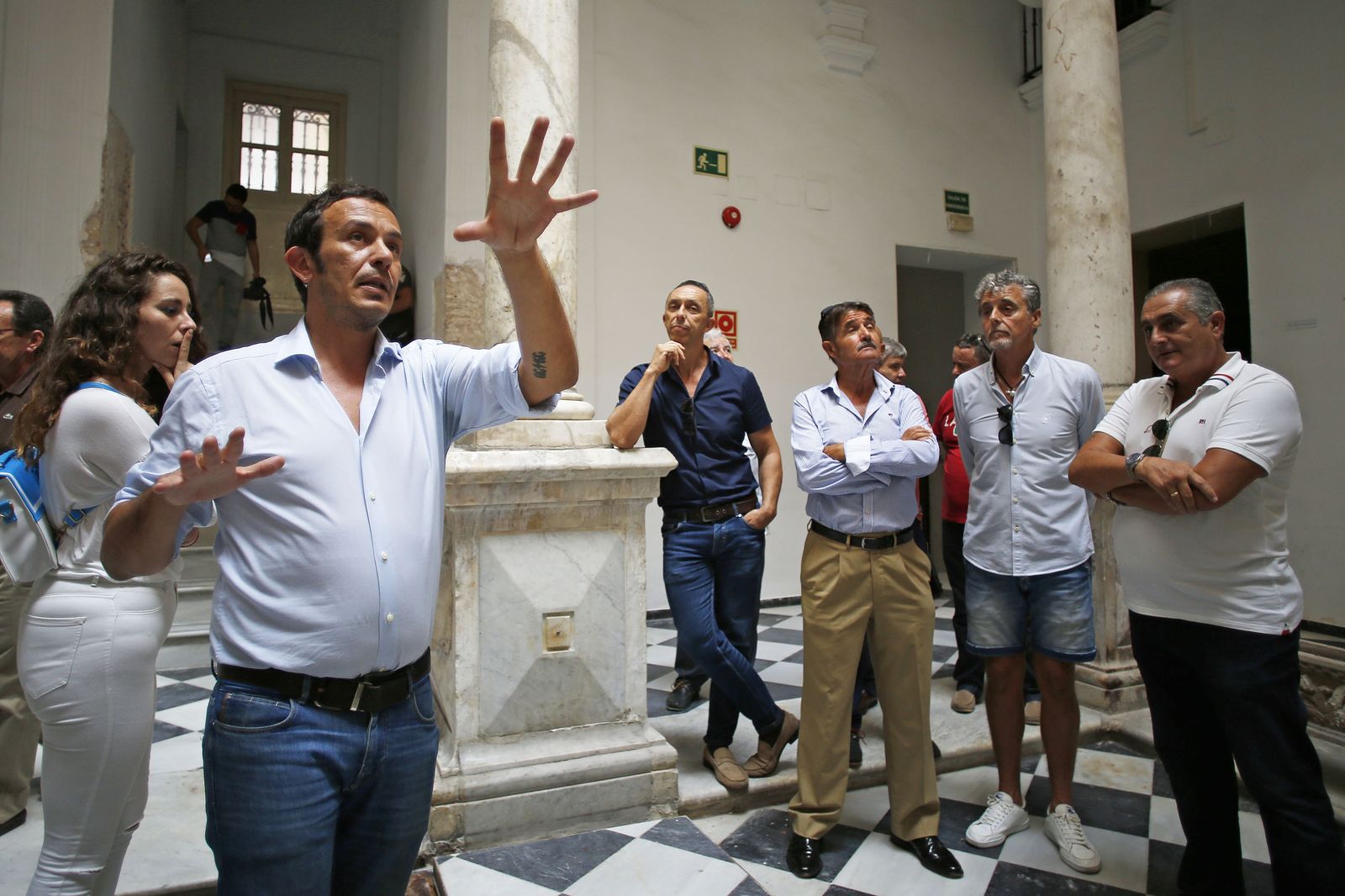 Una de las visitas guiadas por el alcalde José María González al Palacio de Recaño, futuro Museo del Carnaval.
