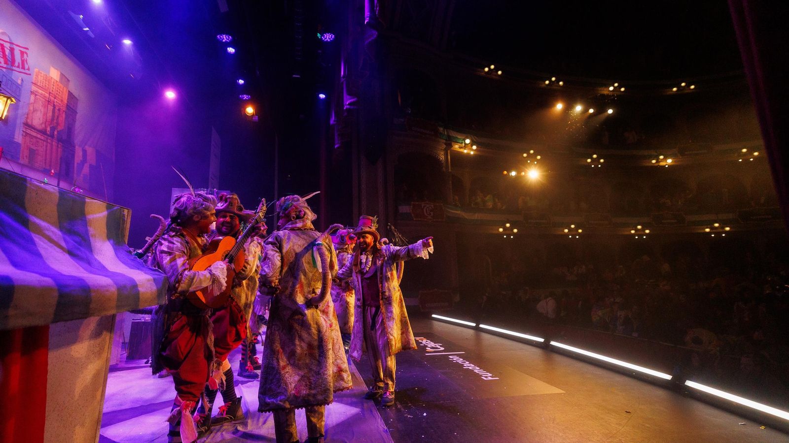 Búscate entre las mejores imágenes de la final del COAC 2025 del Carnaval de Cádiz