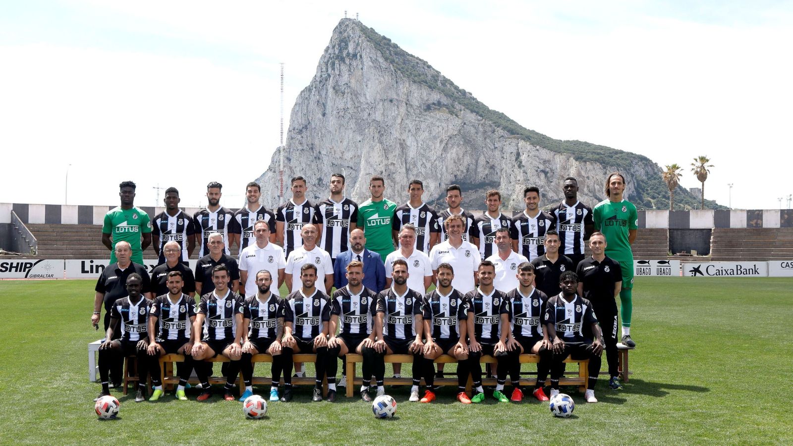 Foto oficial de la Real Balompédica al término de la temporada 2020-21, la de su ascenso a Primera RFEF