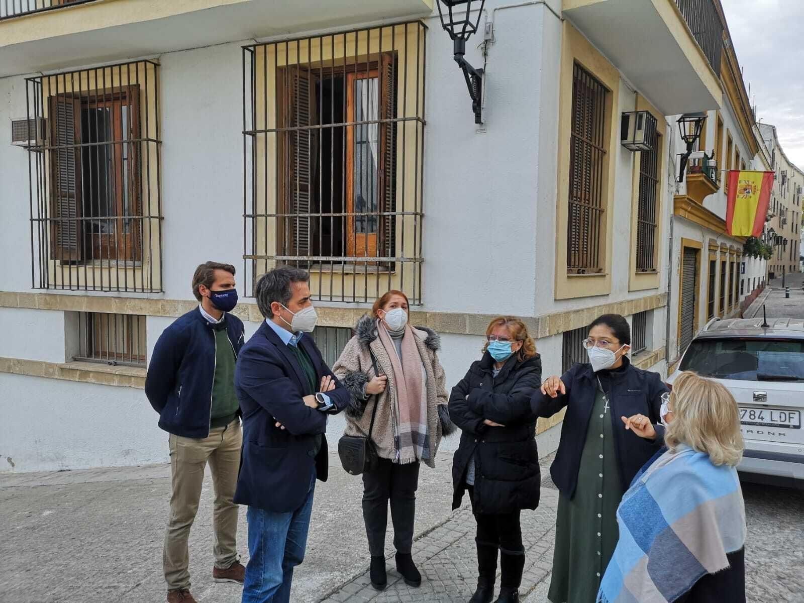 Ediles del PP conversando con miembros de la comunidad educativa de El Beaterio.