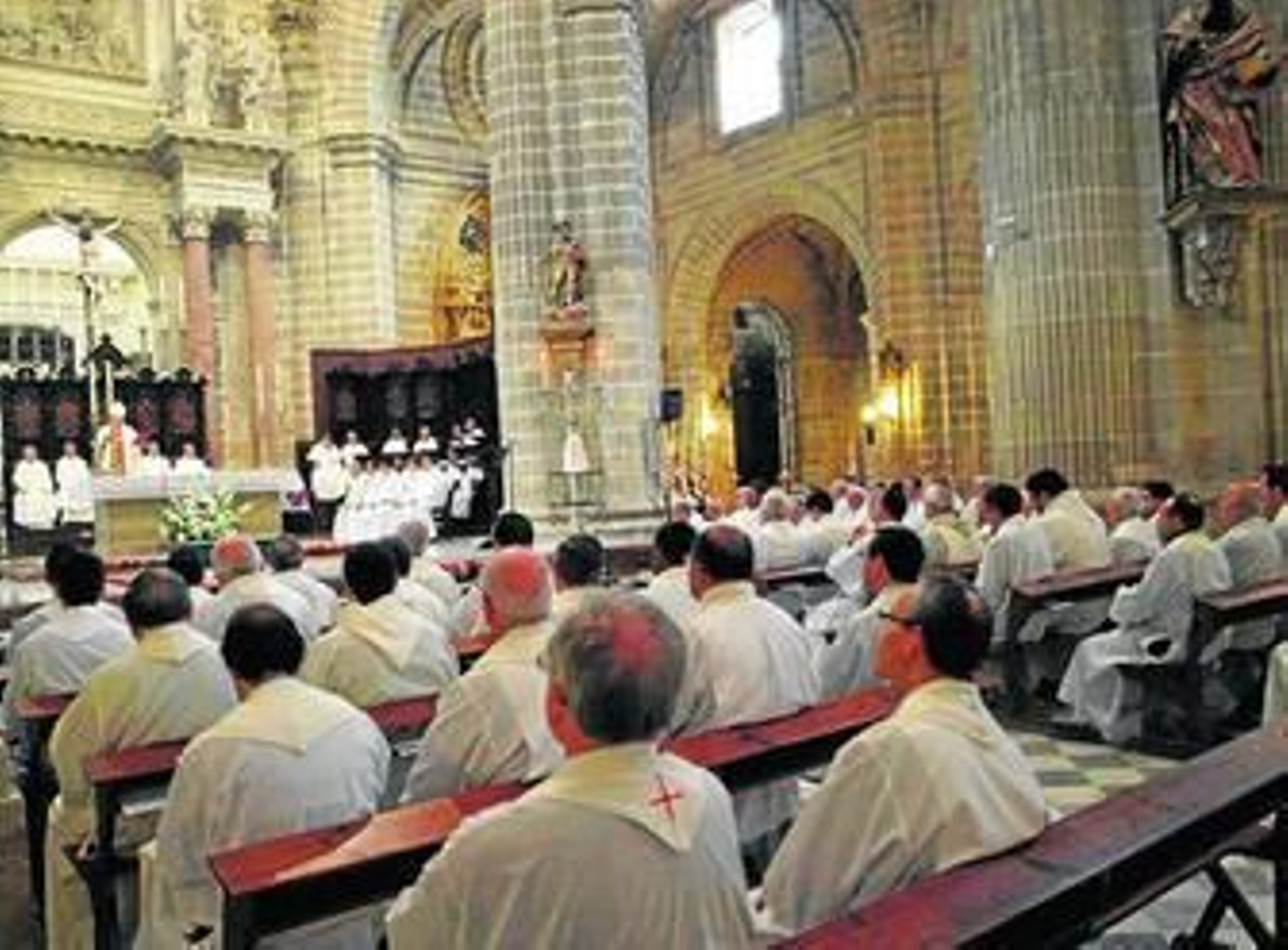 Interior de la Catedral durante la Misa Crismal, celebrada ayer al mediodía.