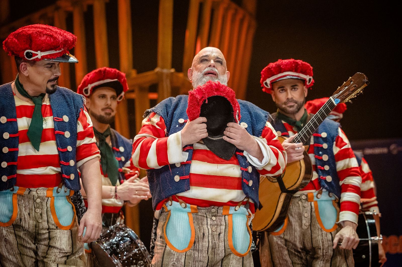 El Canijo visiblemente emocionado recibiendo la ovación del público.