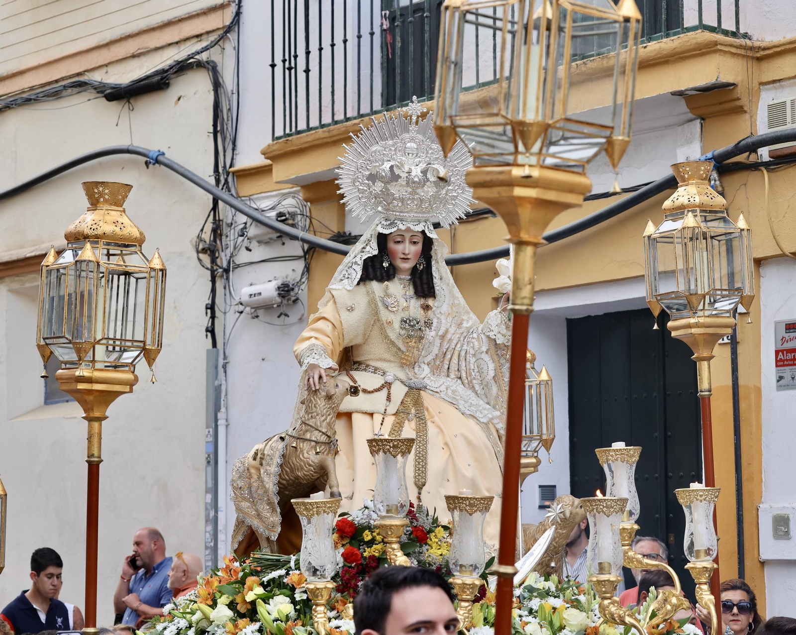 El traslado de la Pastora de Santa Marina a la parroquia de San Pedro, en imágenes