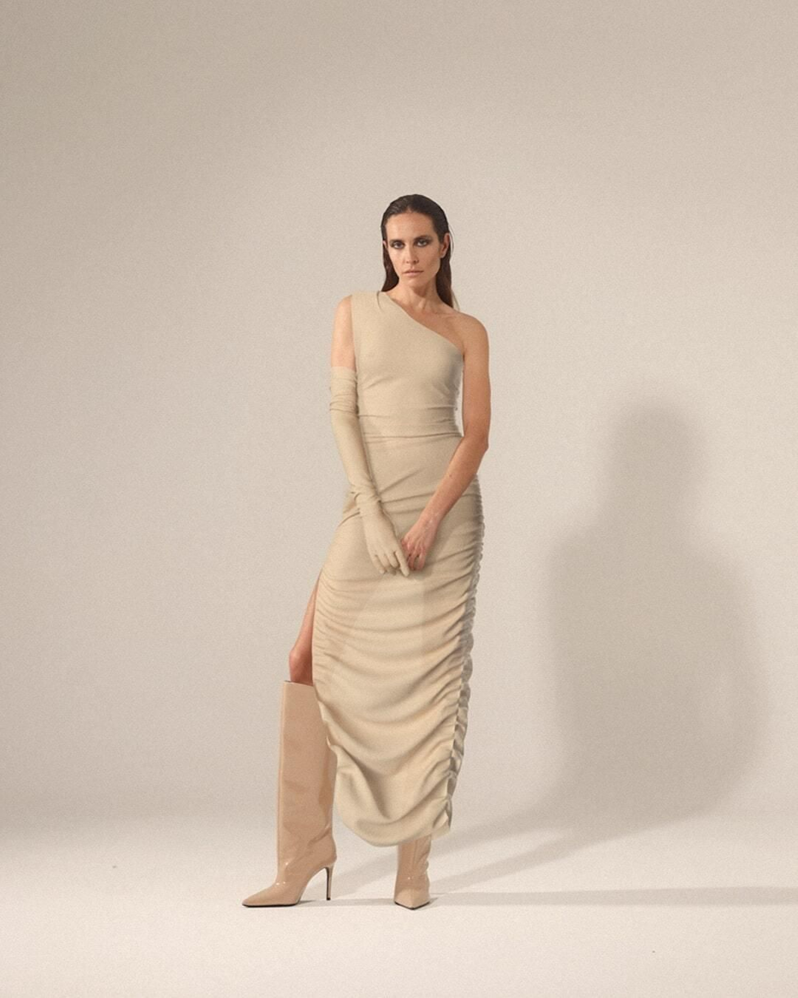 Fotos de Brisa Fenoy con prendas creadas digitalmente para la campaña de ‘Black Venue’