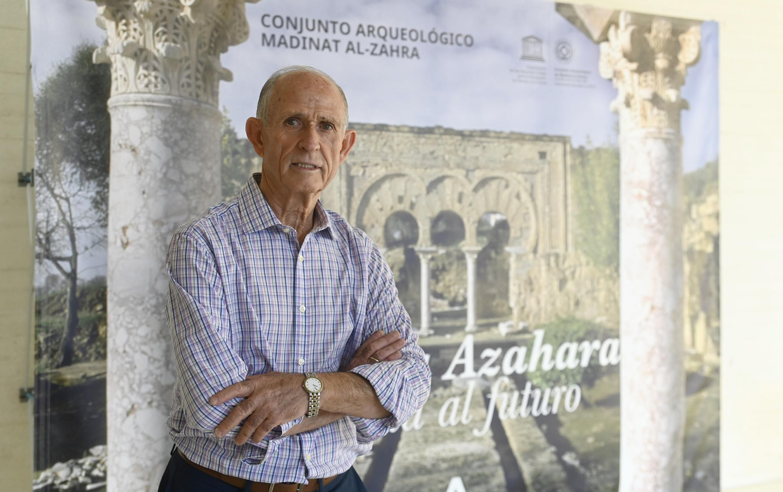 Salvador Escobar, junto a un cartel de Medina Azahara