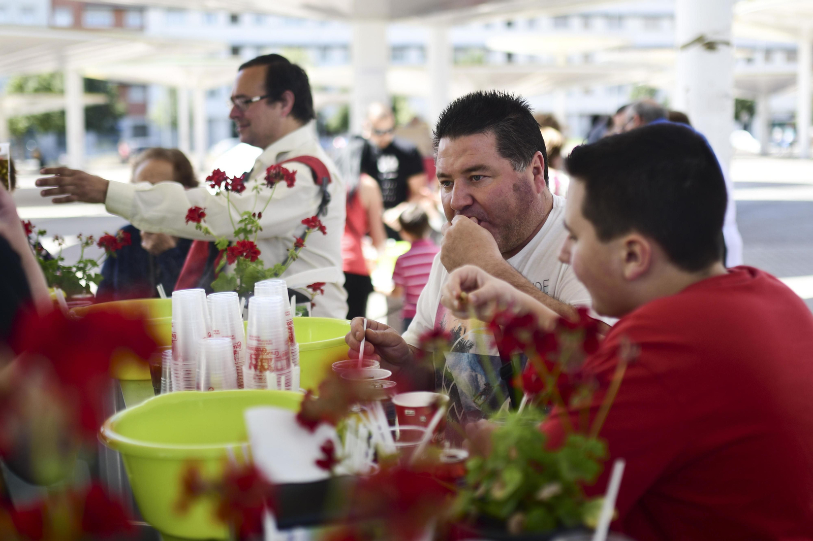 Varias personas degustas caracoles, ayer en Las Setas.