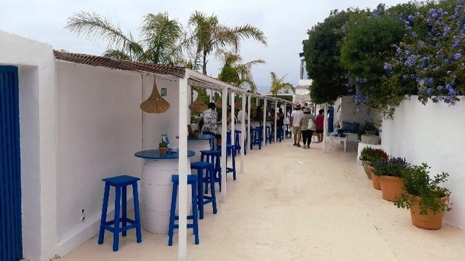 Mesas altas en la entrada de El Mirlo.