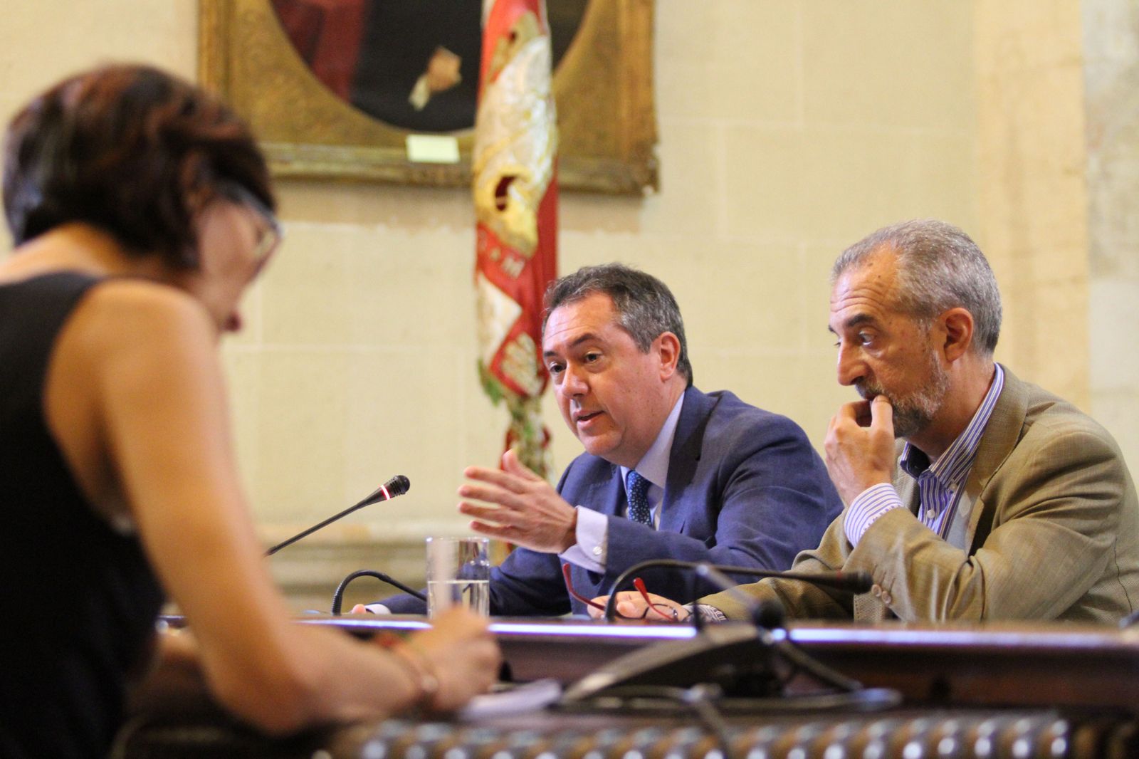 Espadas gesticula mientras explica los detalles del programa de inserción laboral junto al delegado Flores.