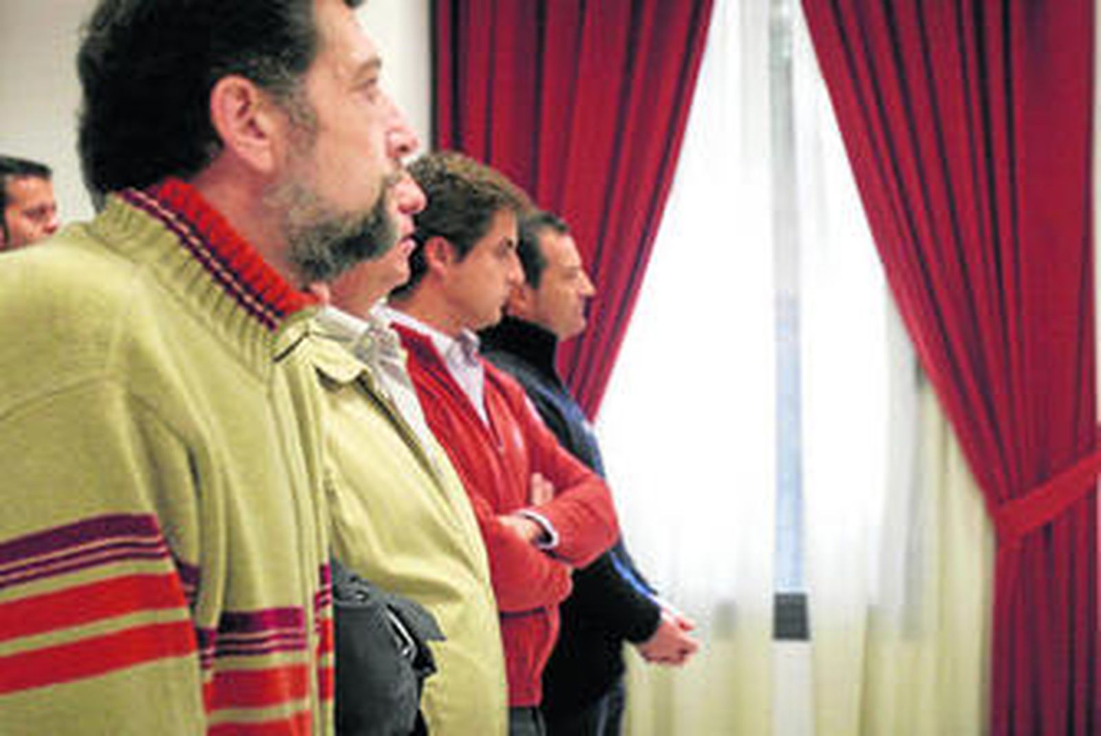 Varios de los acusados, ayer, ante el tribunal.