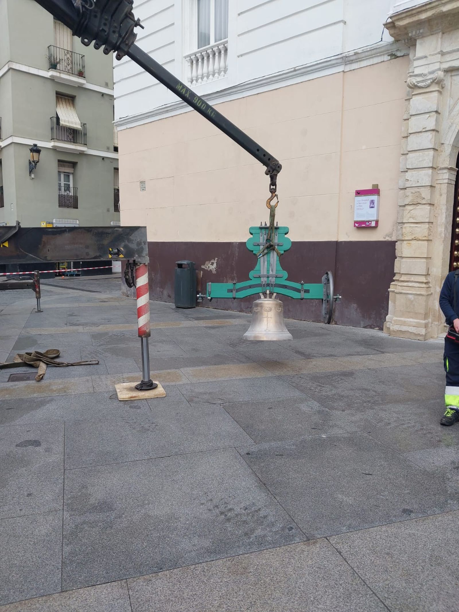 La nueva campana que se ha colocado este martes en la torre de la iglesia de San Juan de Dios.