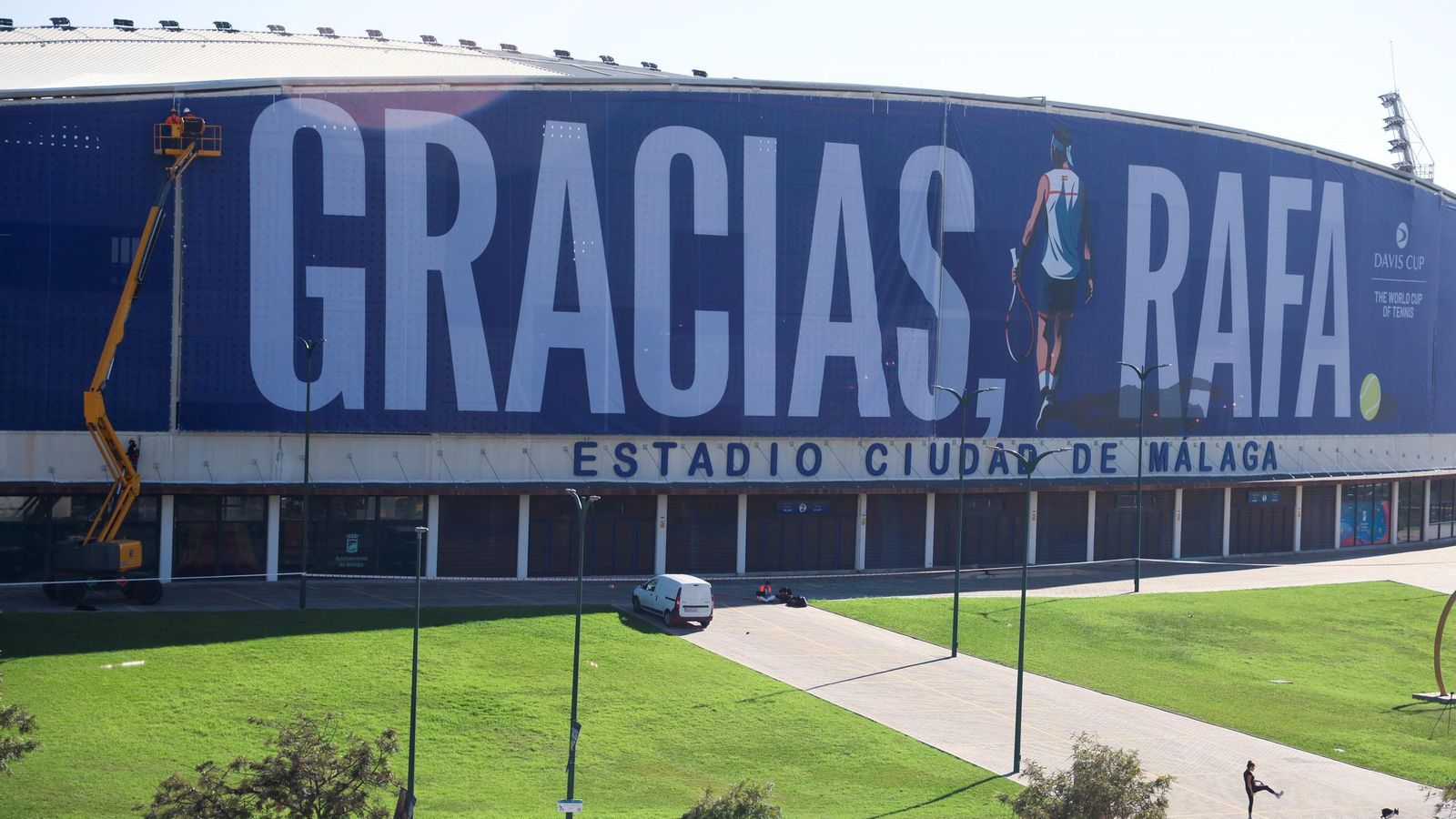 La pancarta de homenaje a Rafa Nadal en el Ciudad de Málaga, en imágenes