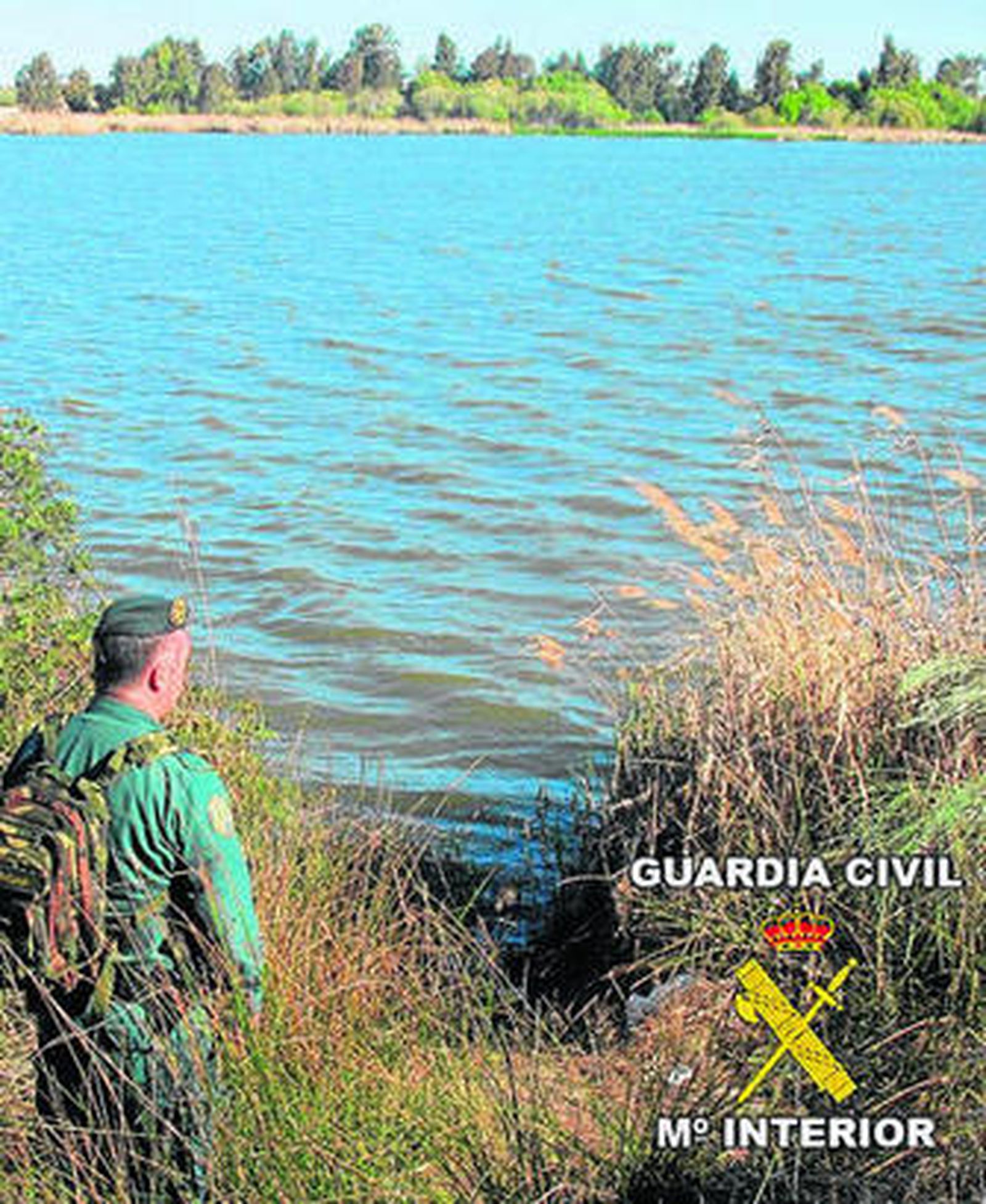 Un agente vigila la Laguna de las Madres.