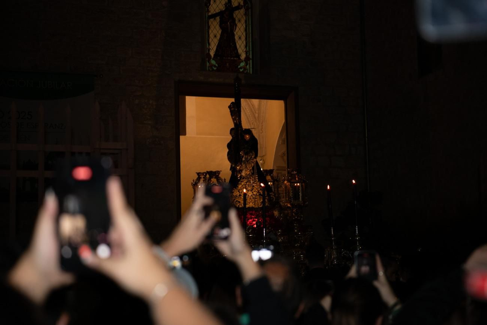 Una marea de devoción inunda Jaén al paso de la Magna, en imágenes
