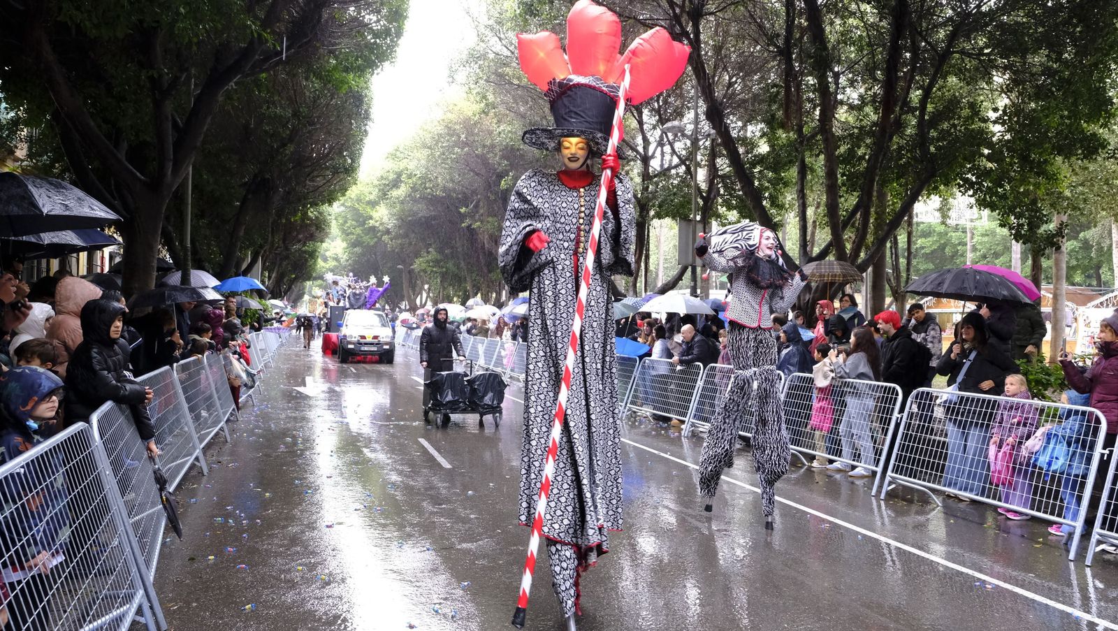 Fotografías de la cabalgata de los Reyes Magos pasada por agua en Almería