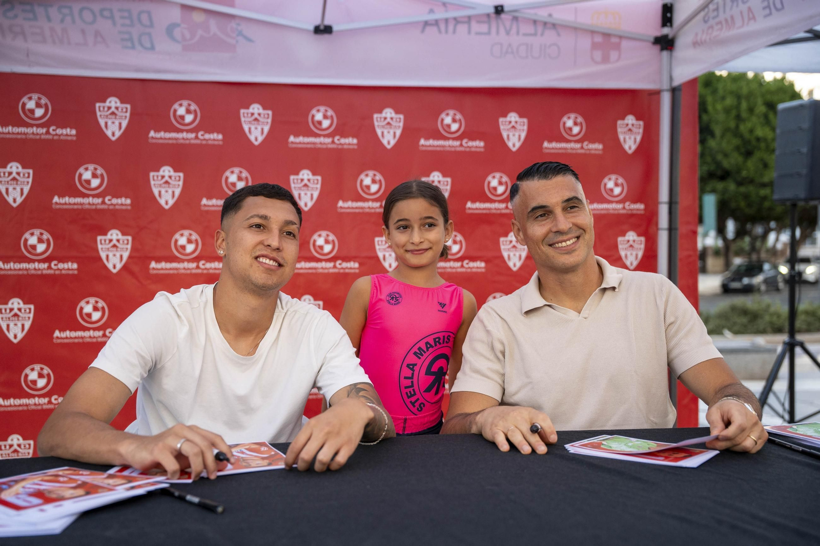 Los jugadores de la UDA Thalys y Andrés firman autógrafos