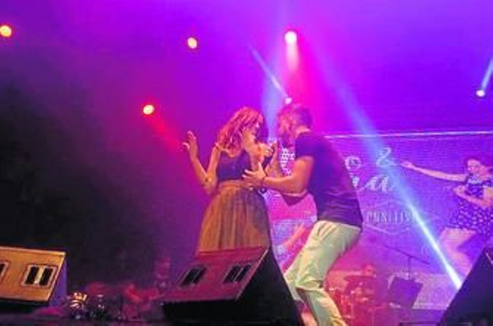 Kiko y Shara cantan 'Perro que ladra no muerde' de su último disco, 'Positivo', durante su directo en el escenario principal de la Feria de noche.