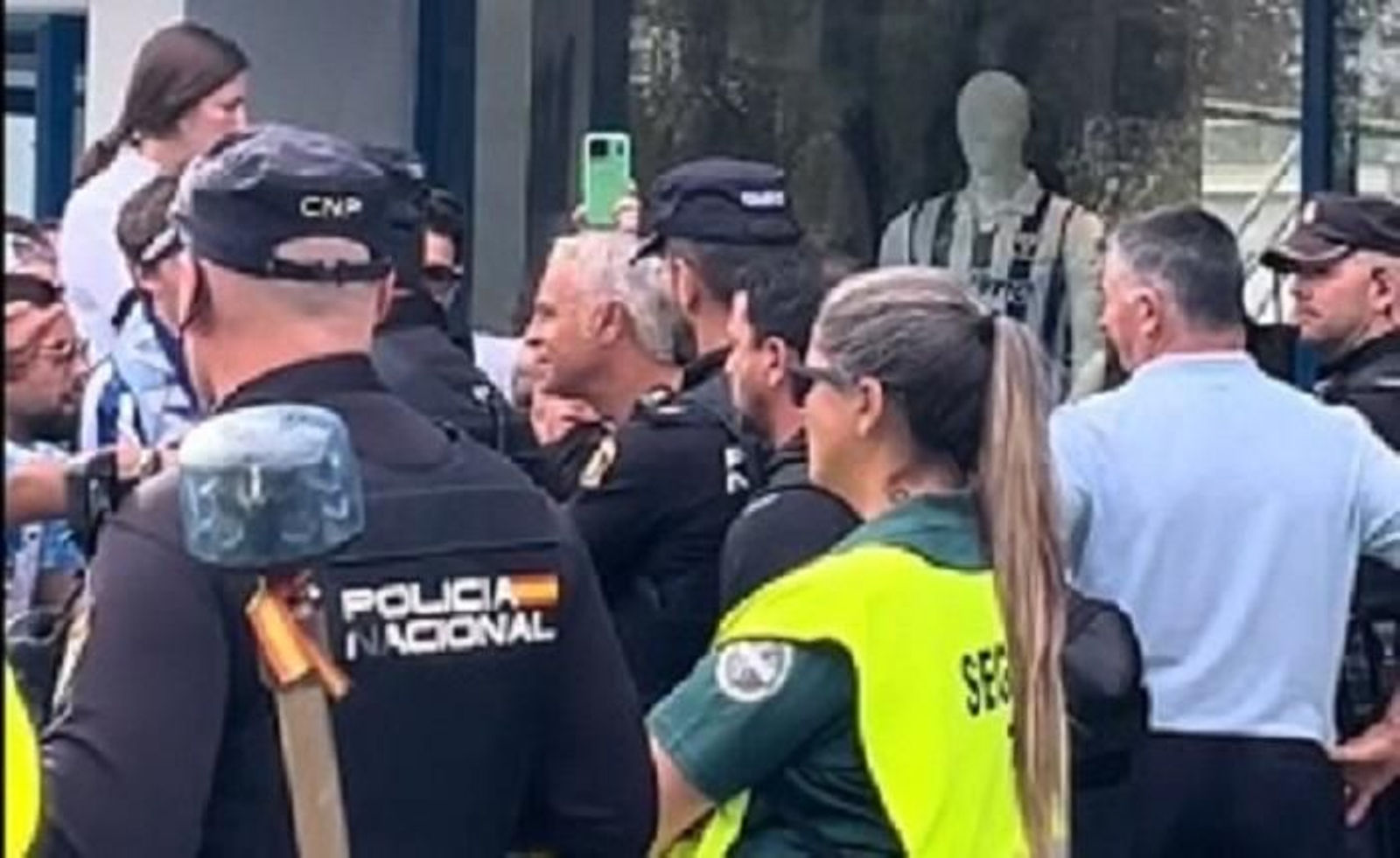 Pellicer habla con los aficionados.