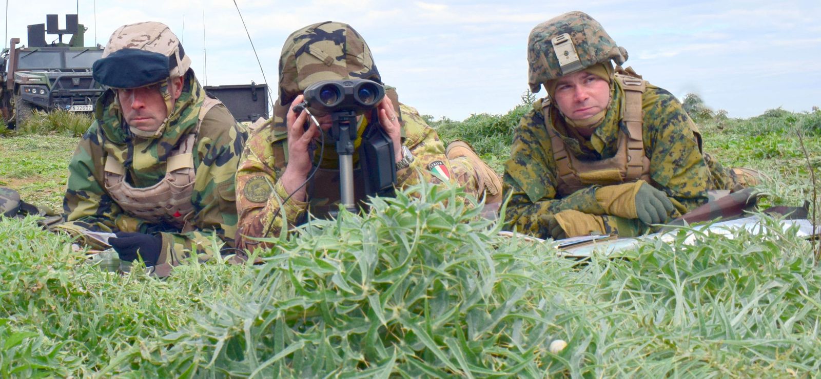Uno de los equipos especiales ACAF,  integrado por un infante de marina español, otro italiano y un tercero estadounidense (de izda. a dcha.) estima la ubicación de un blanco prioritario.