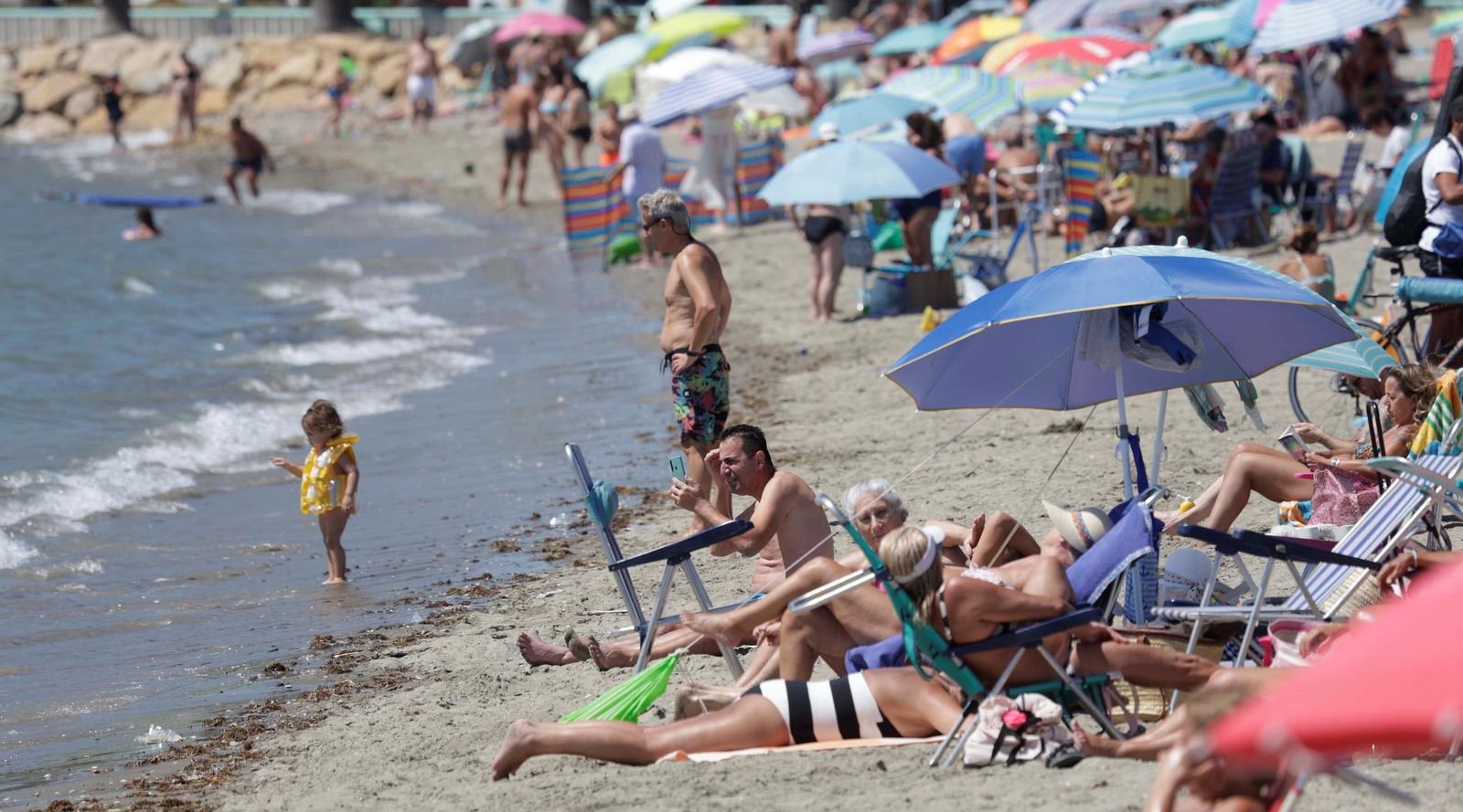 La playa de levante de La Línea, este domingo.