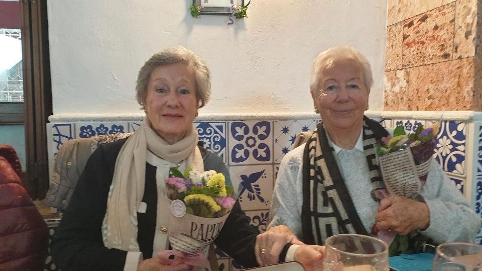 Charo Martínez con Maruja Sinoga tras finalizar el almuerzo.