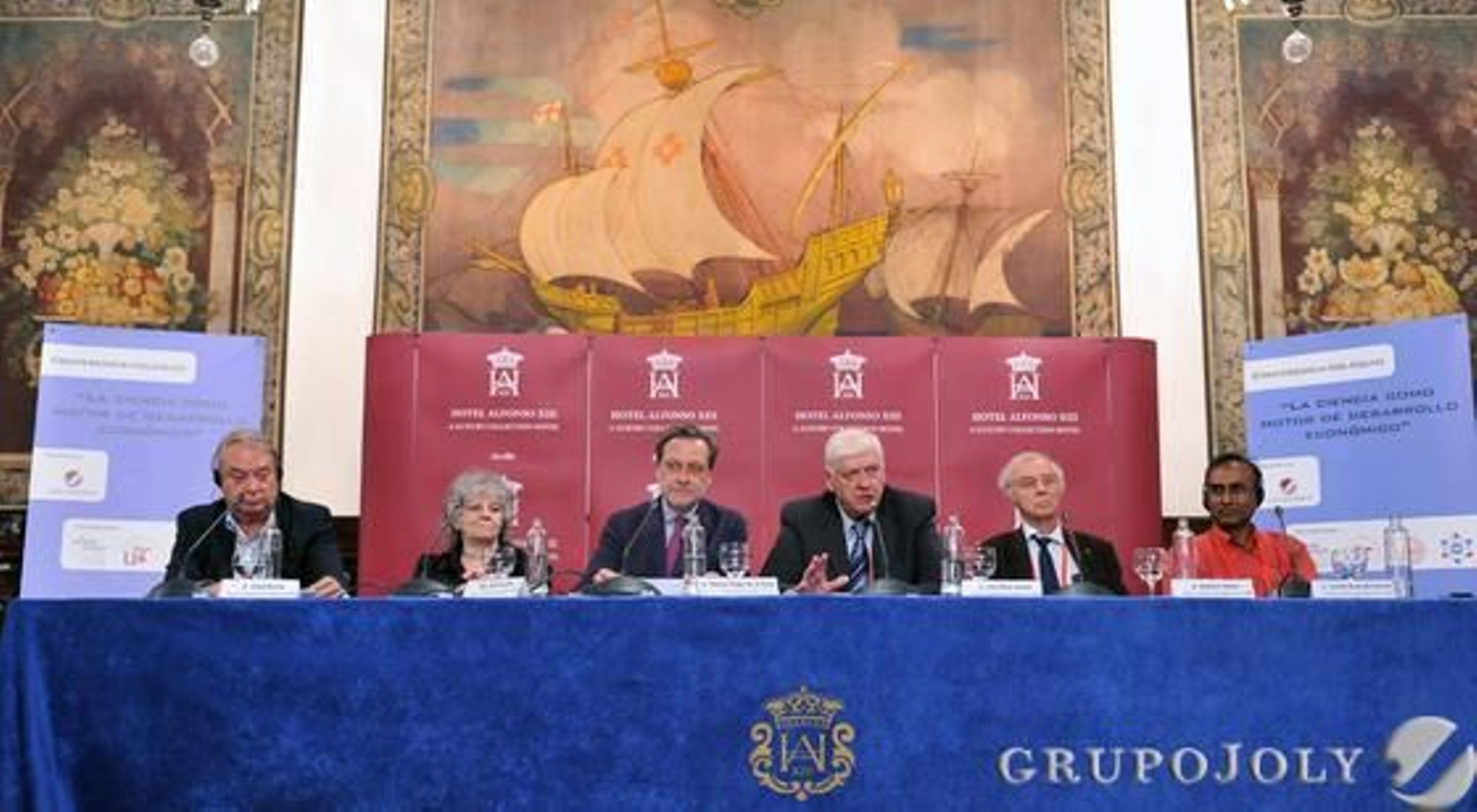 Los cinco premios Nobel invitados y Miguel Ángel de la Rosa (tercero por la izquierda), presidente del Congreso Internacional de Biología, durante el coloquio organizado por 'Diario de Sevilla'.

Foto: Juan Carlos Vazquez/Victoria Hidalgo
