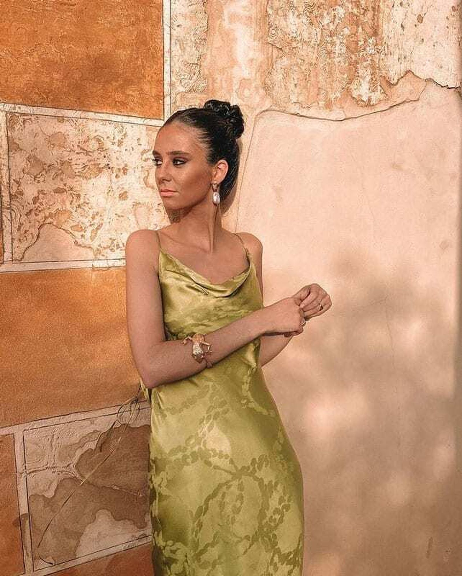 Victoria Federica muestra su 'look' para la boda de la hermana de Rocío Laffón en Sevilla.