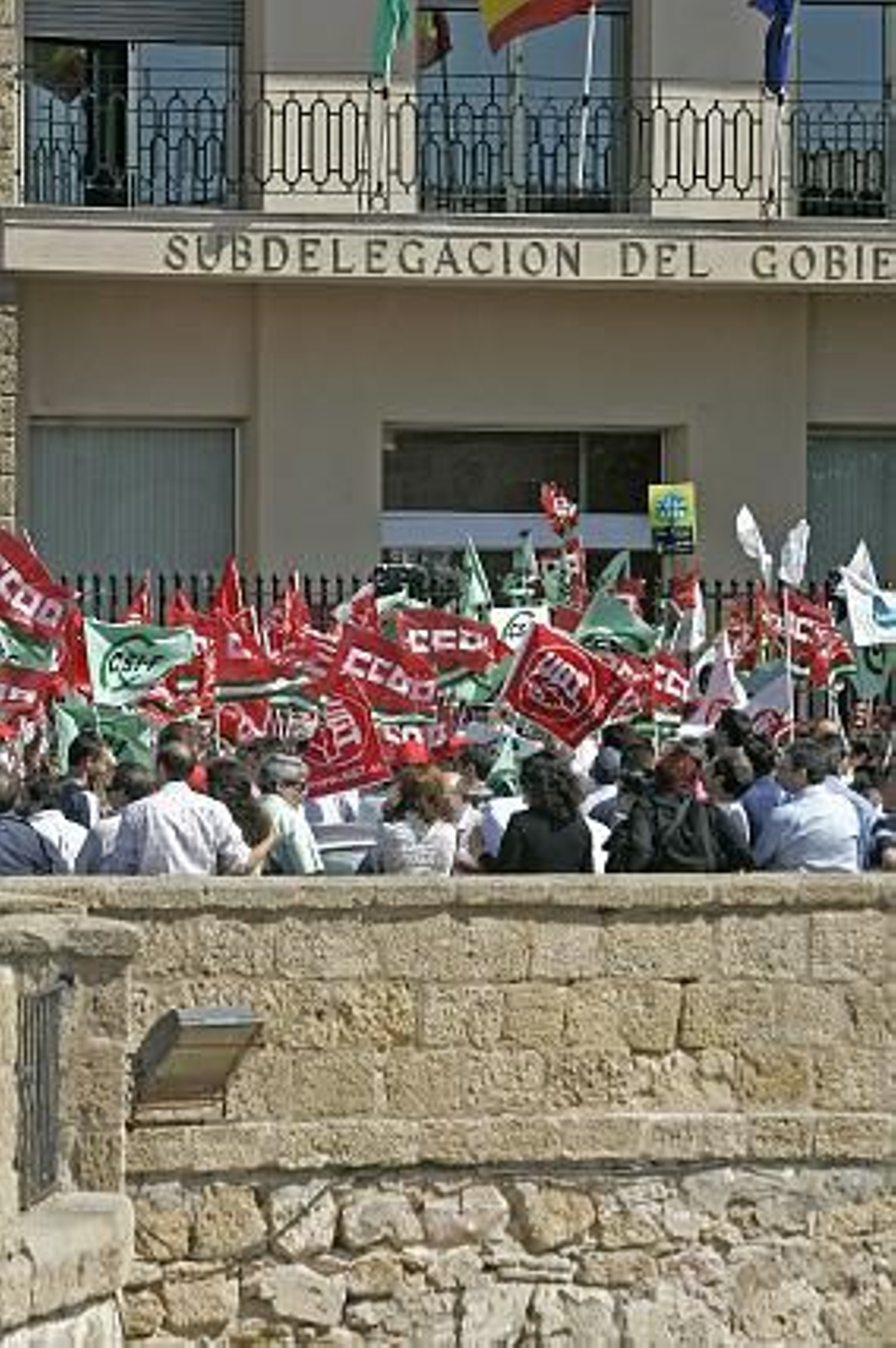 Unos 600 funcionarios se concentraron hoy como protesta por el plan de recortes del Gobierno. 

Foto: Jesus Marin
