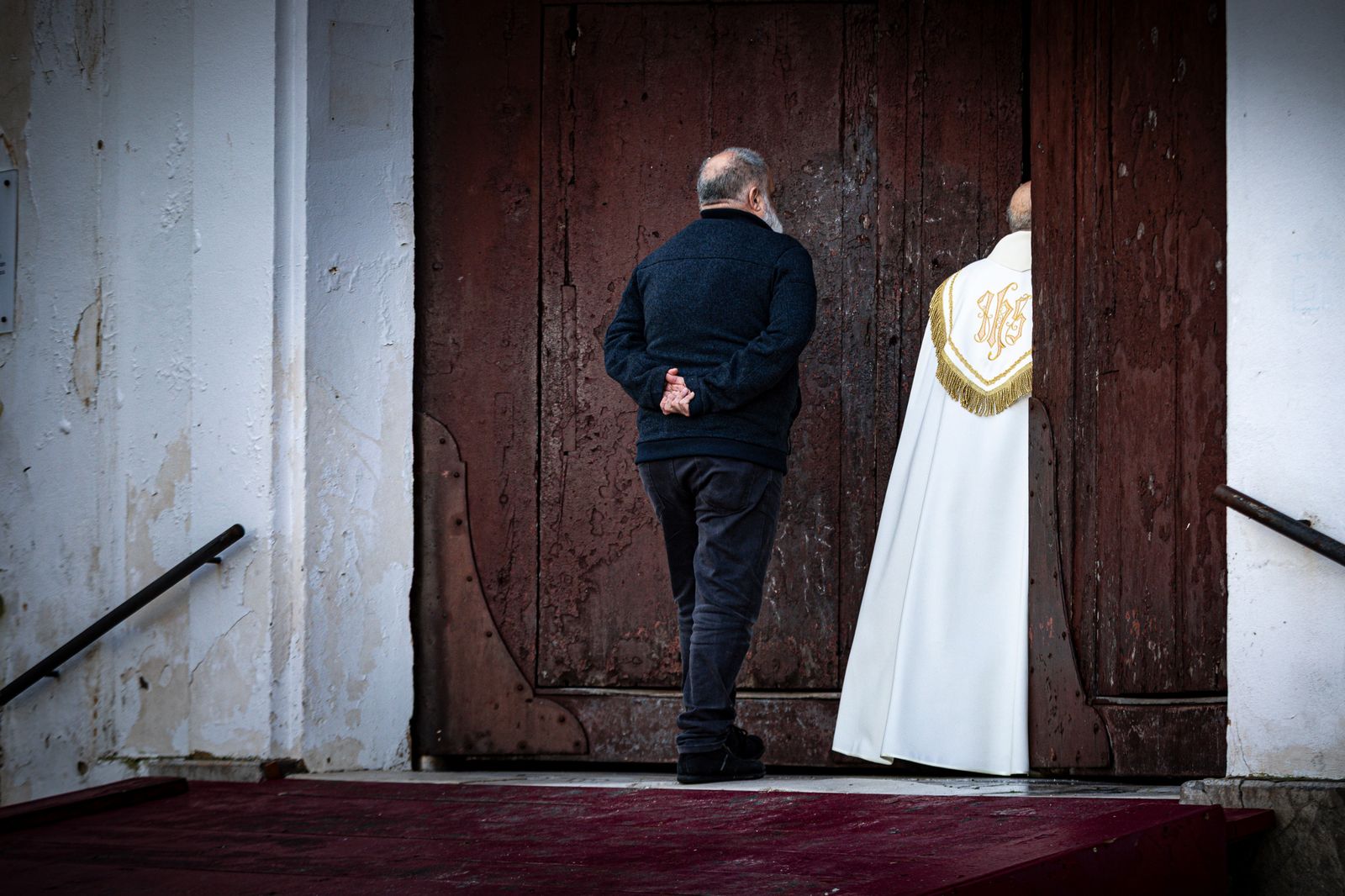 El párroco de Santa Cruz, Rafael Fernández, entra en el templo tras salir una de las cofradías en los traslados de la pasada semana.