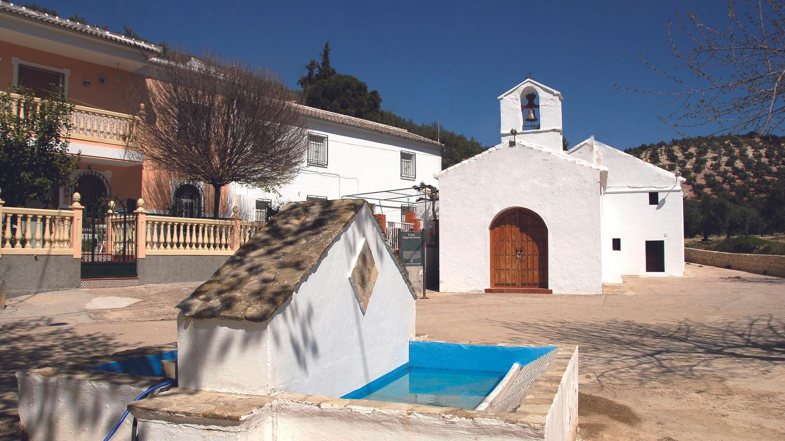 En Villanueva de Algaidas se encuentra la humilde ermita de la Virgen del Socorro.