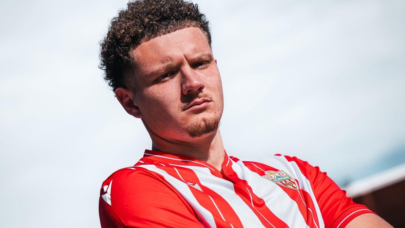 El central Stevan Tasic, con la camiseta de la Unión Deportiva Almería.