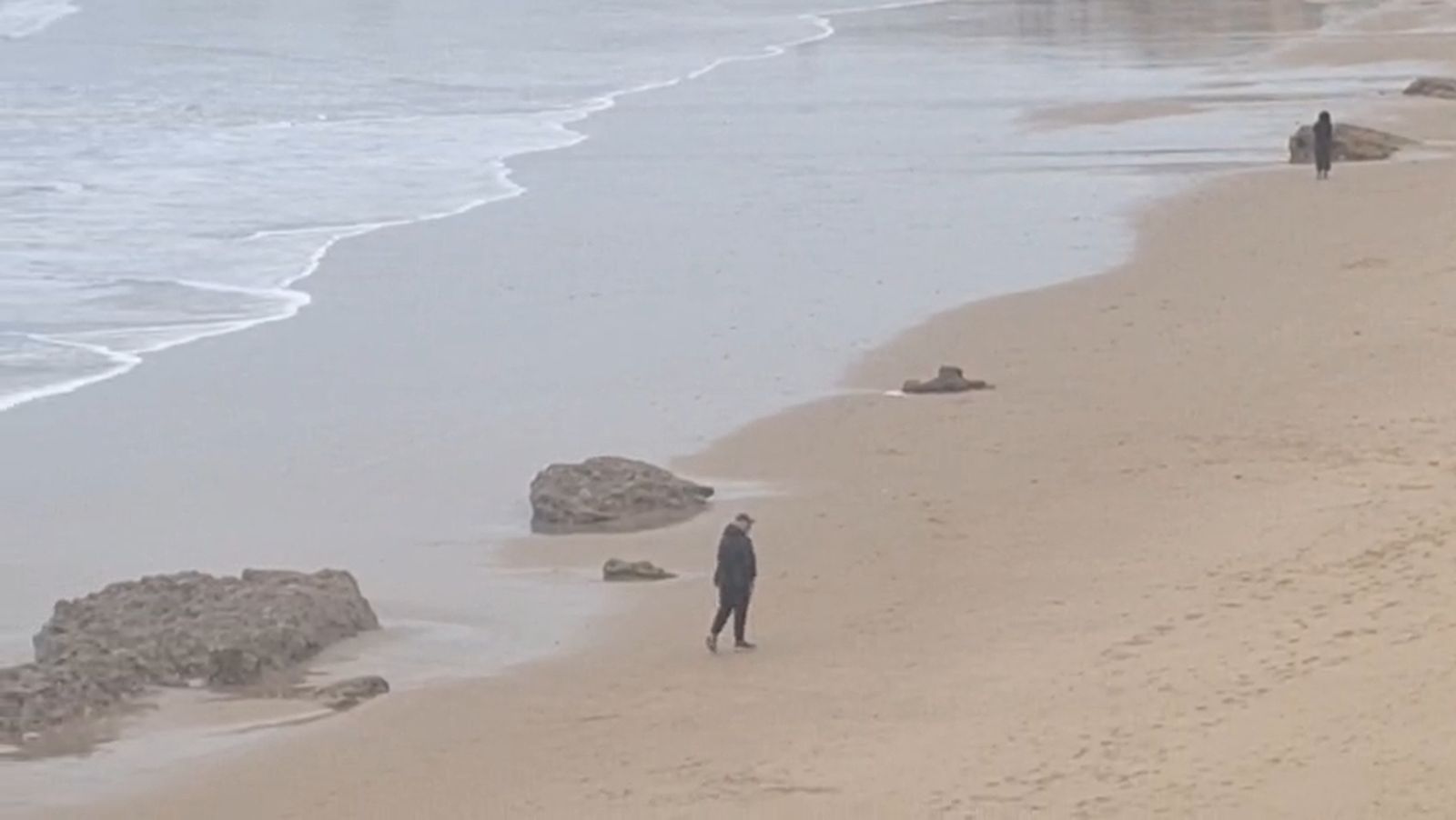 La sorprendente imagen de la vieja muralla de Cádiz recuperada por el temporal