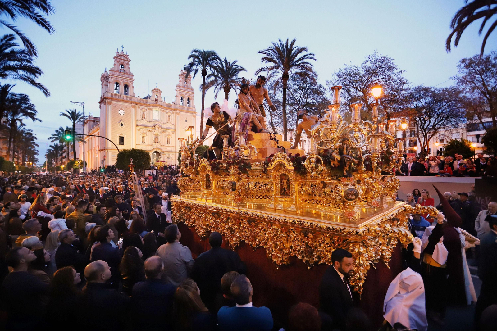 Los Judíos con la catedral de La Merced a su espalda.