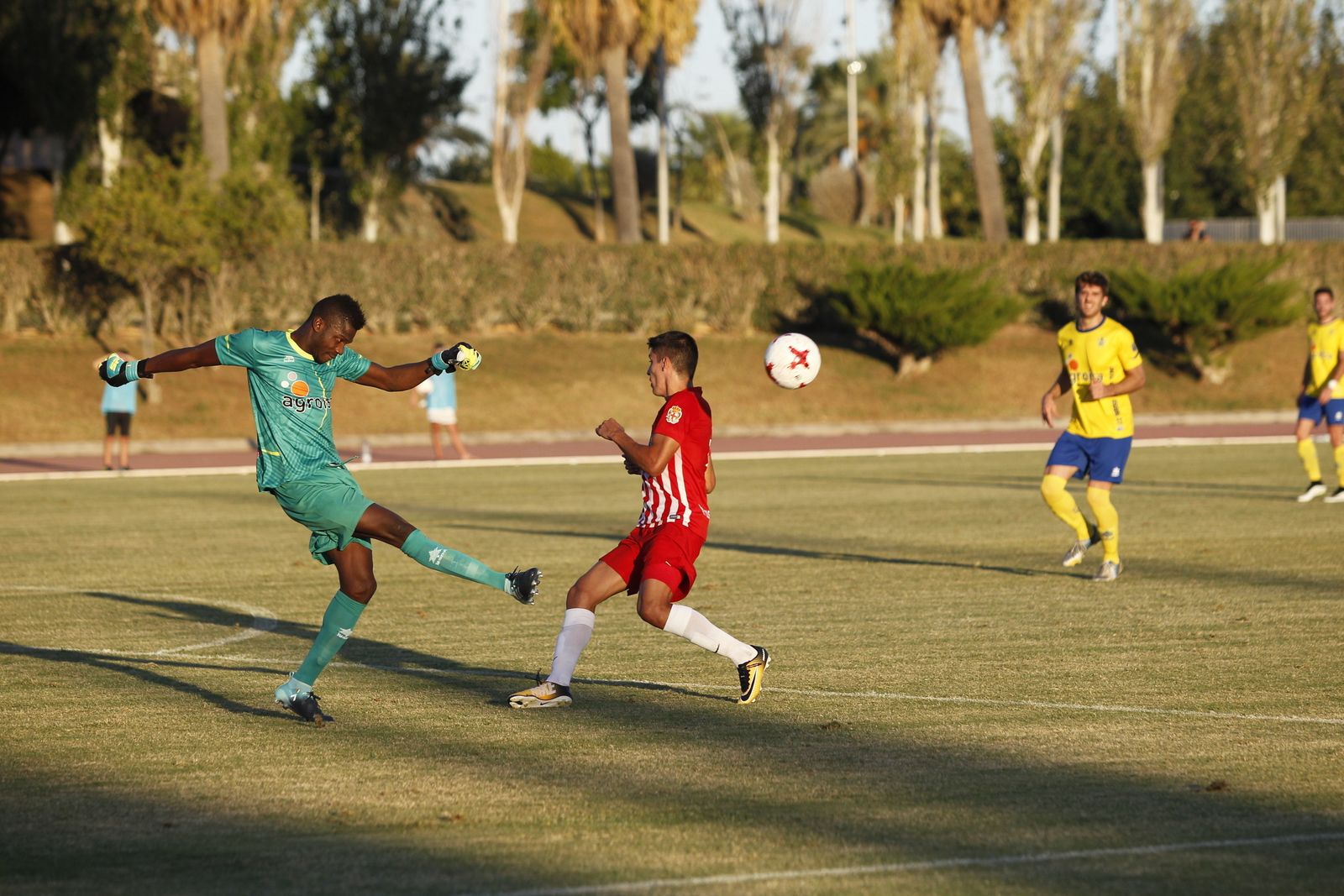 Buba, que en la segunda parte iba a errar en una jugada similar a ésta, golpea un balón ante la presión de Diario Guti.