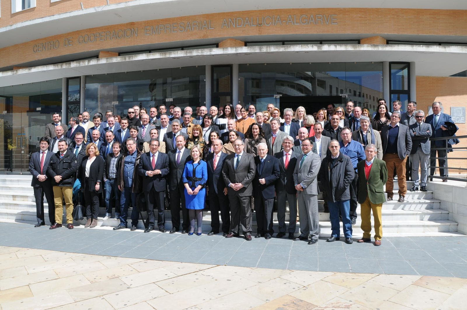 Foto de familia de todos los asistentes a la celebración de los 40 años de la Federación Onubense de Empresarios.