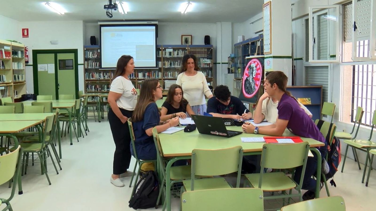 Los alumnos junto a las profesoras que han coordinado el trabajo