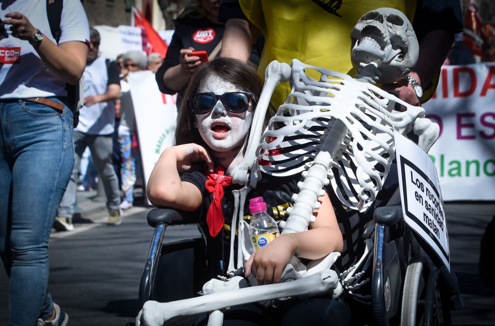 La manifestación de Marea Blanca por las calles de Sevilla, en imágenes