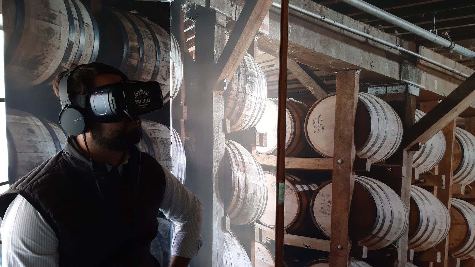 Uno de los participantes del evento en el área de realidad virtual.