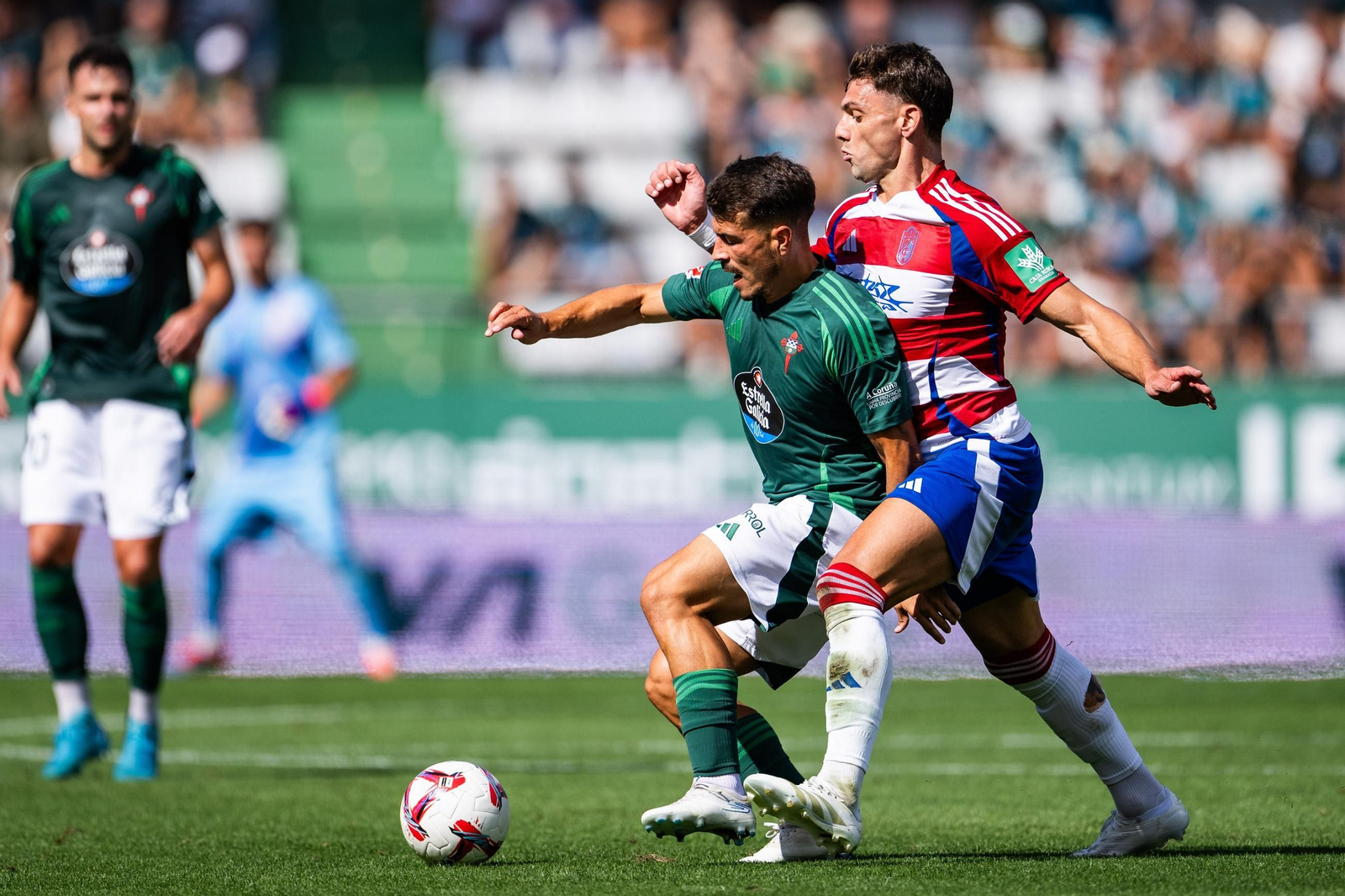 Boyé presiona a un jugador del cuadro gallego en el duelo de la primera vuelta.