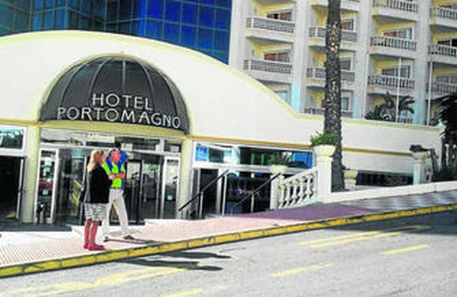 Los trabajadores no comprenden el motivo ni la política de impagos de una empresa que ha registrado más de un 90% de ocupación este verano, aseguran.