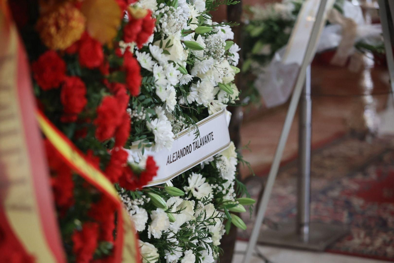 Así es la capilla ardiente de Rafael de Paula en Santiago: capote, montera y la bandera gitana