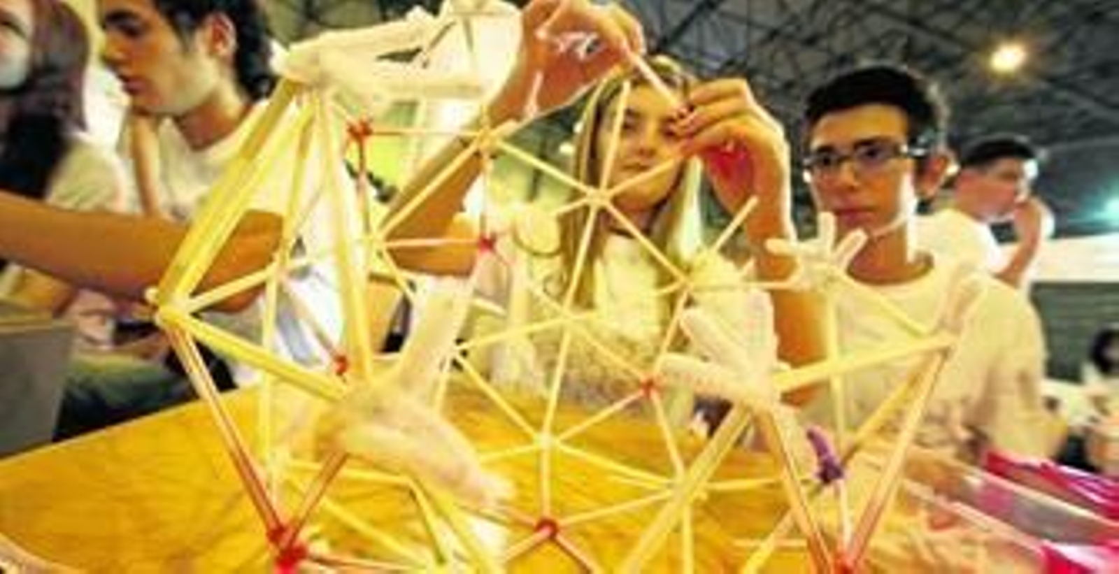 Una de las alumnas del IES Tierno Galván construye con cañitas una esfera geodésica.