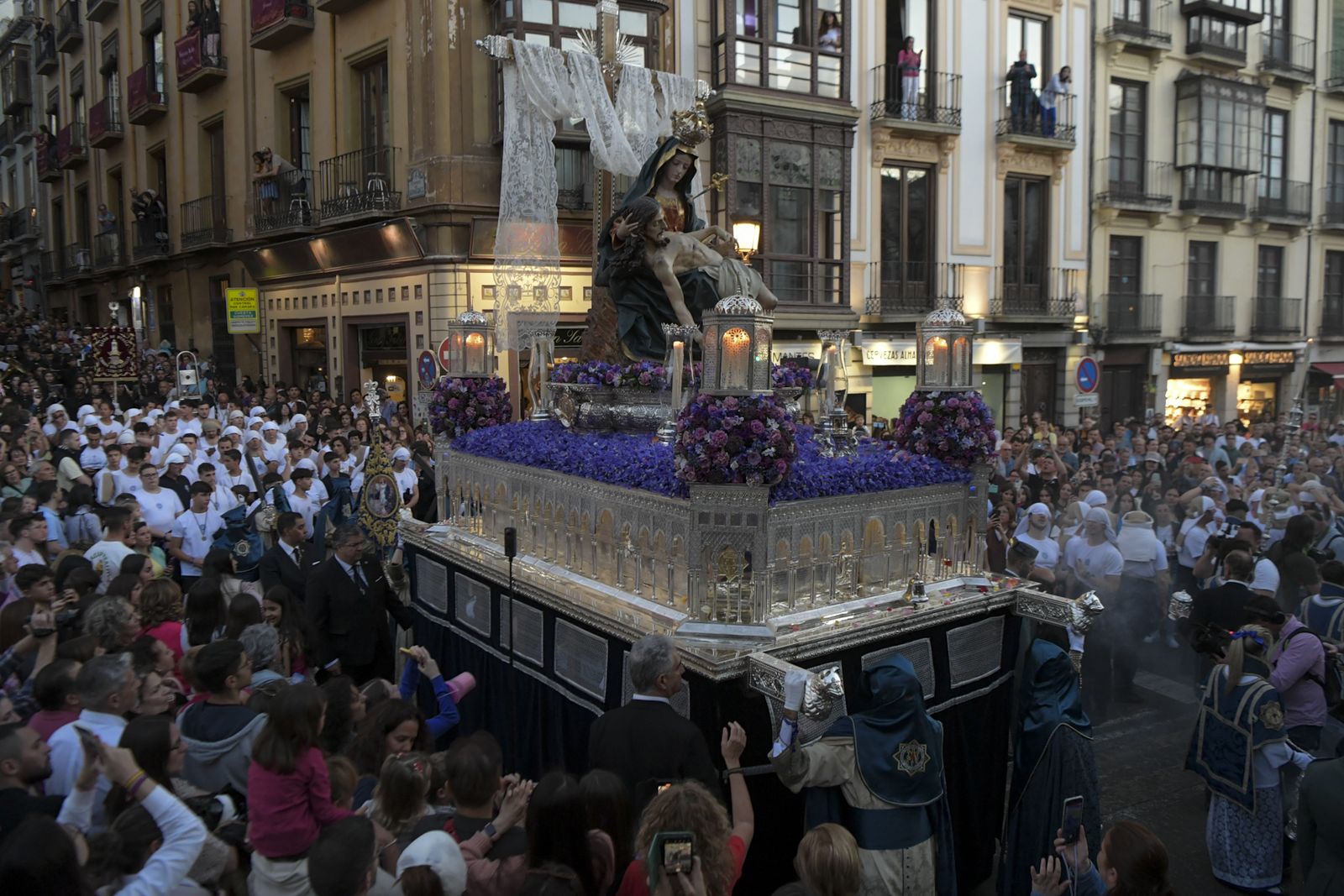 Las fotos de la salida de Santa María de la Alhambra y su bajada a Granada