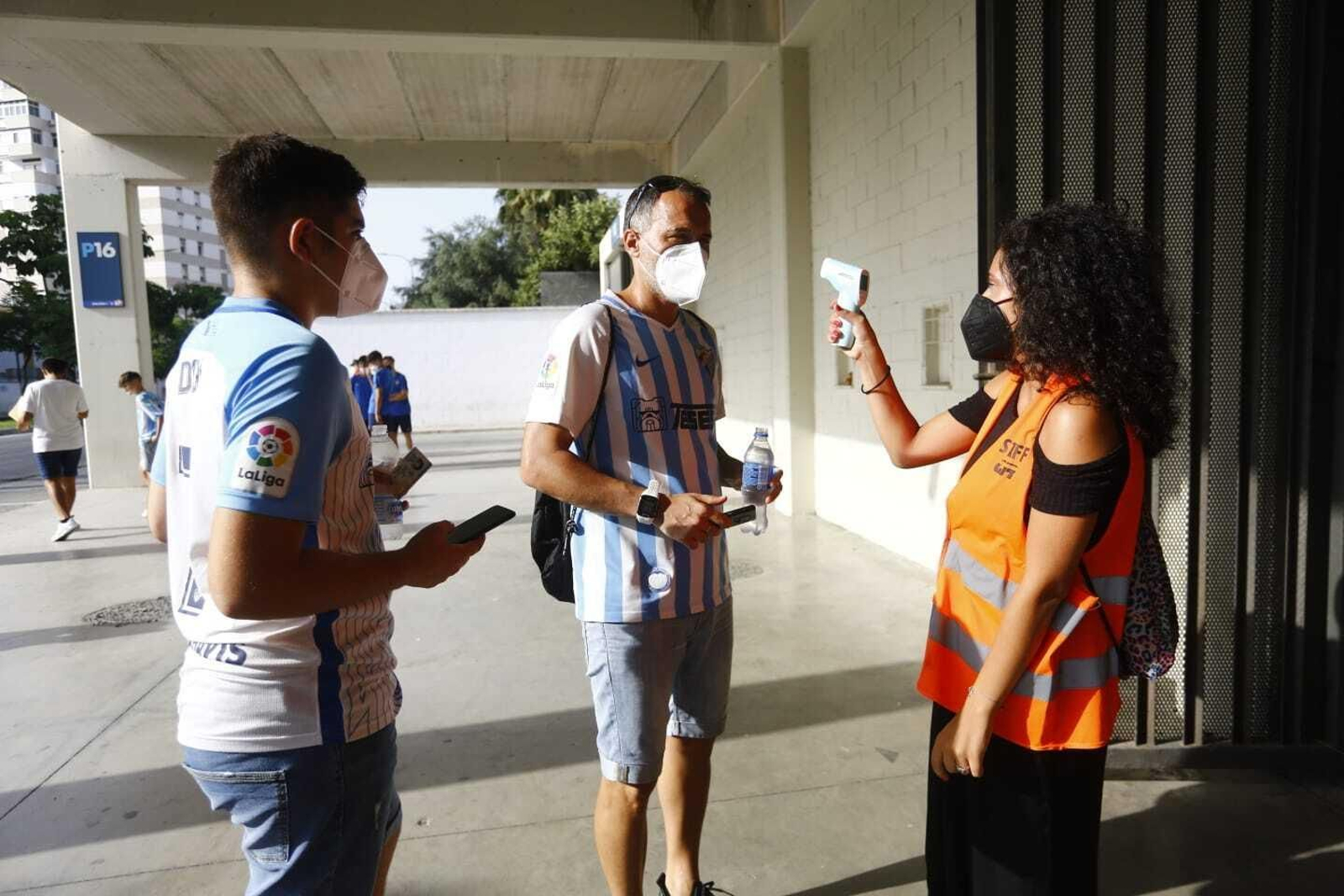 Aficionados, antes de entrar al estadio. Aficionados, antes de entrar al estadio.