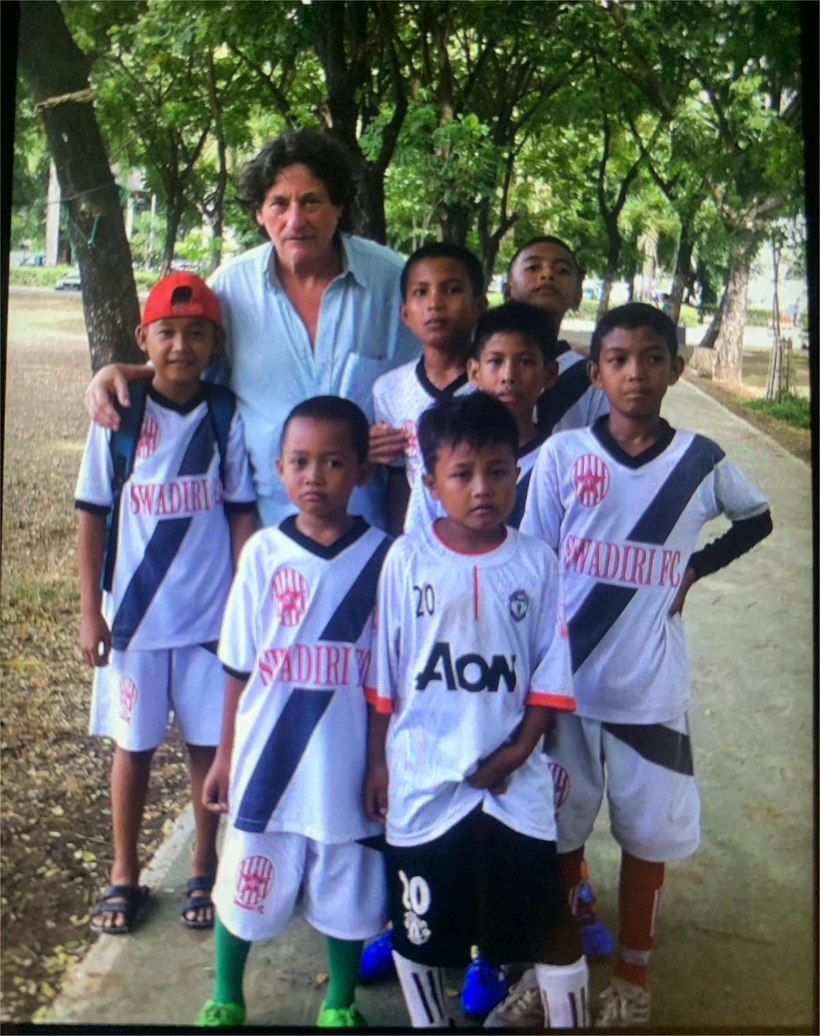 Con futbolistas del Swadiri de Indonesia.