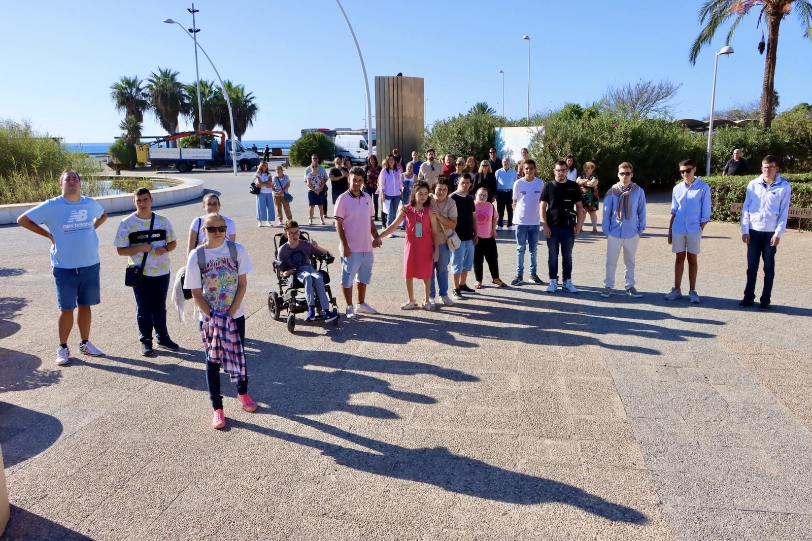 Alumnos del programa UniDiversidad junto a sus familiares en el campus de la UAL.