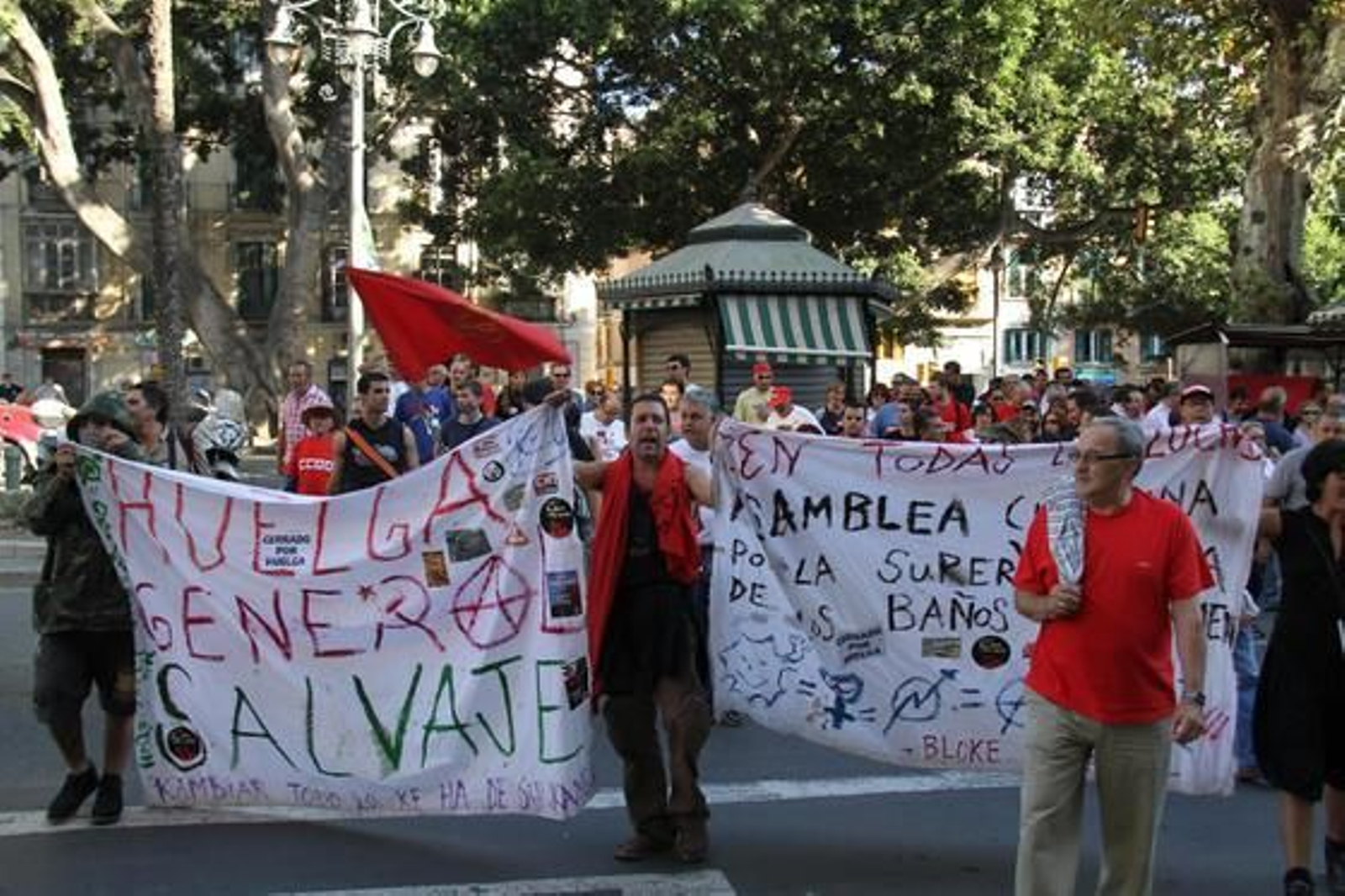 Los sindicatos recorren la Alameda con banderas y pancartas.