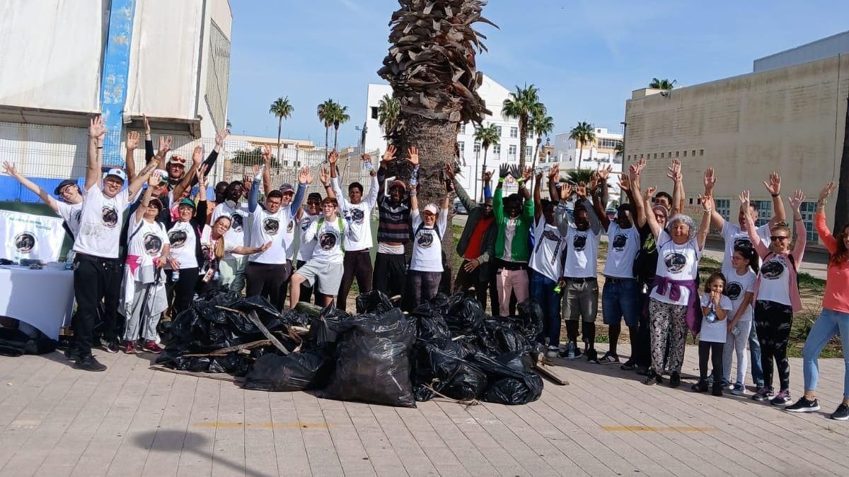 Otra tonelada de basura retirada, otra hazaña de 'El Pulmón de la Bahía' en Puerto Real