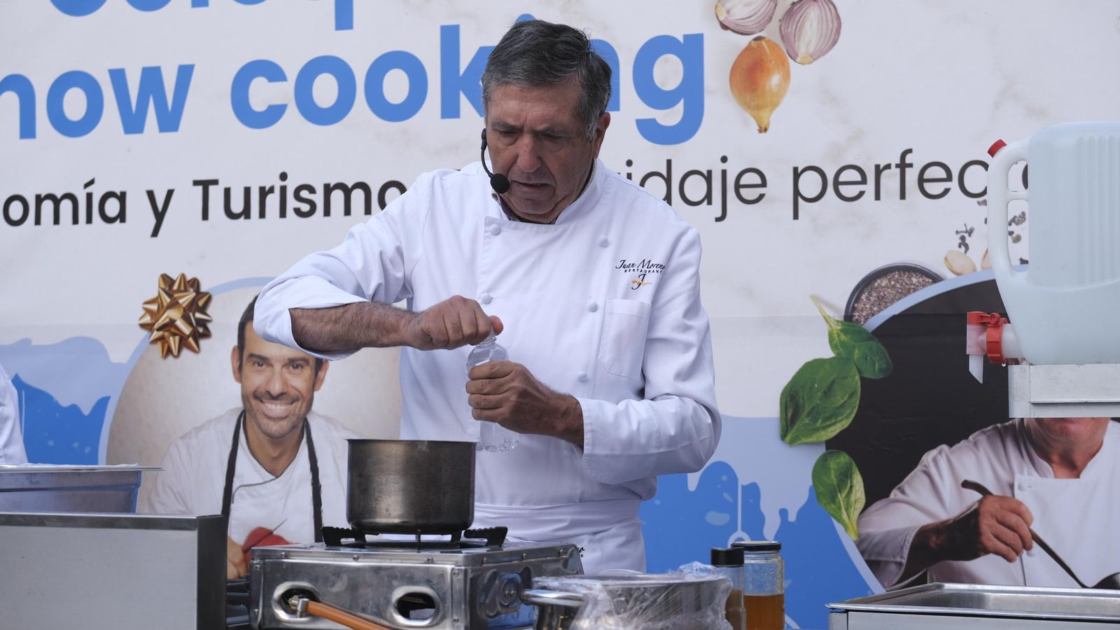 Juan Moreno elabora unos alfajores.