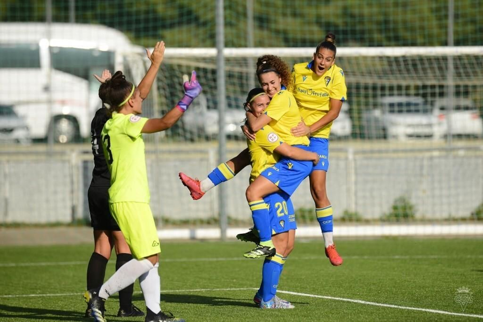 Las cadistas celebran un tanto ante la protesta de la portera y una defensora de La Rambla.